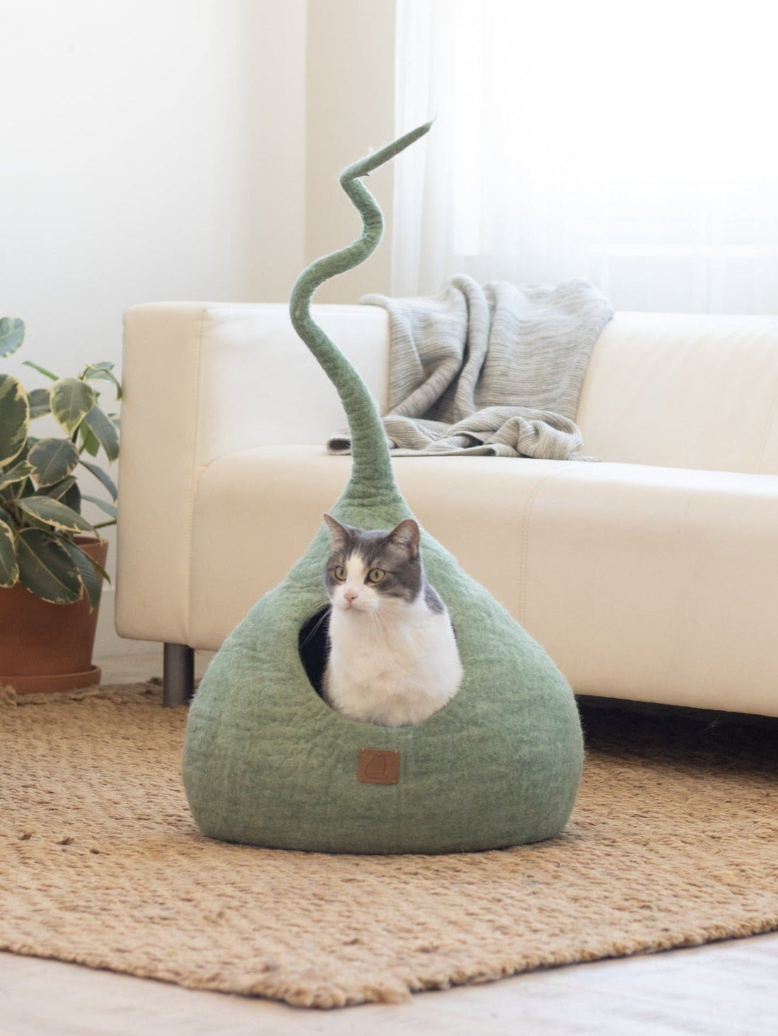 Deluxe Handcrafted Felt Cat Cave With Tail - Spacious & Stylish